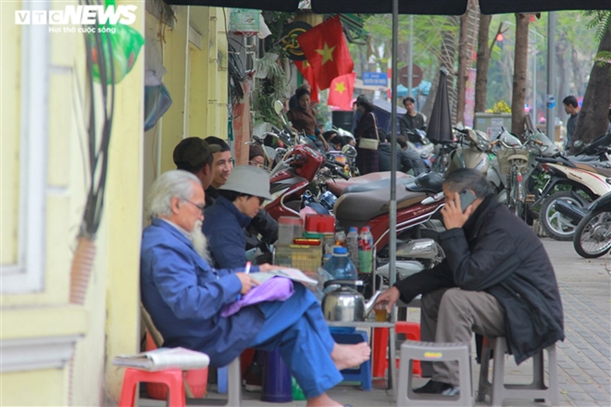 Nguoi Ha Noi vo tu tap trung dong nguoi, khong deo khau trang phong COVID-19-Hinh-13