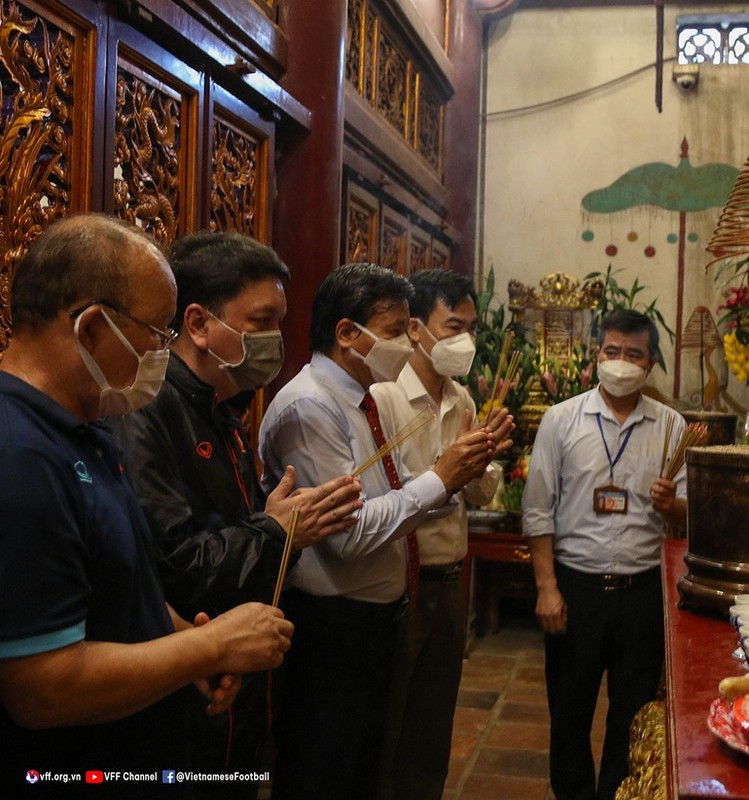 Nguoi ham mo vay quanh HLV Park Hang Seo o Den Hung-Hinh-8