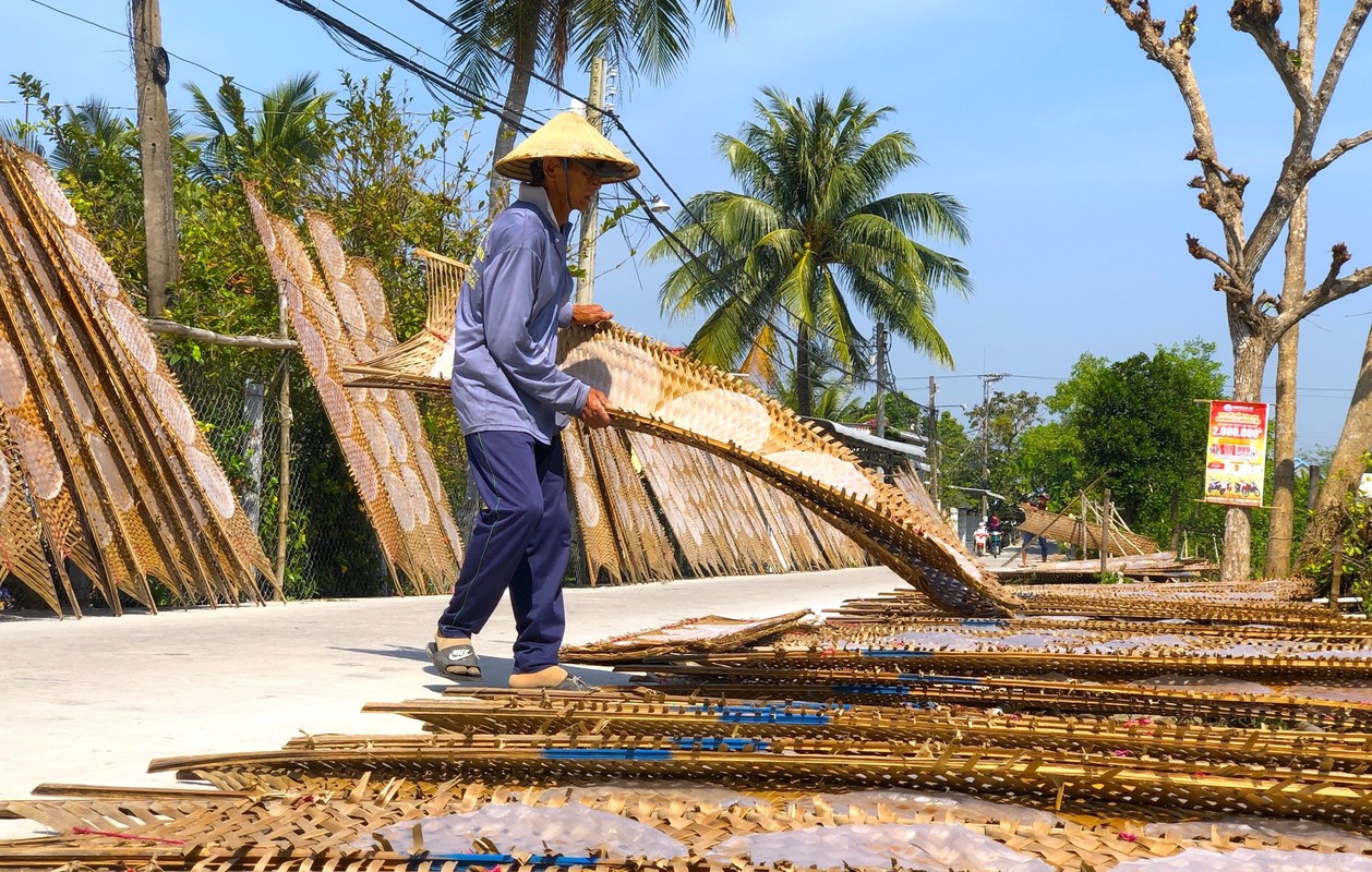 Banh trang mien Tay 'dat nhu tom tuoi' dip Tet-Hinh-9