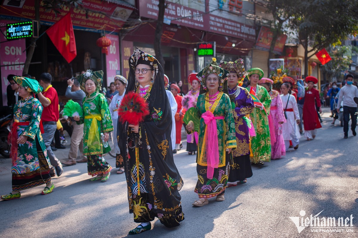 Kiet suc vi lao vao tranh cuop cay bong tai le hoi o Ha Noi-Hinh-17