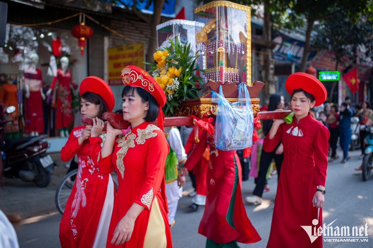 Kiet suc vi lao vao tranh cuop cay bong tai le hoi o Ha Noi-Hinh-18