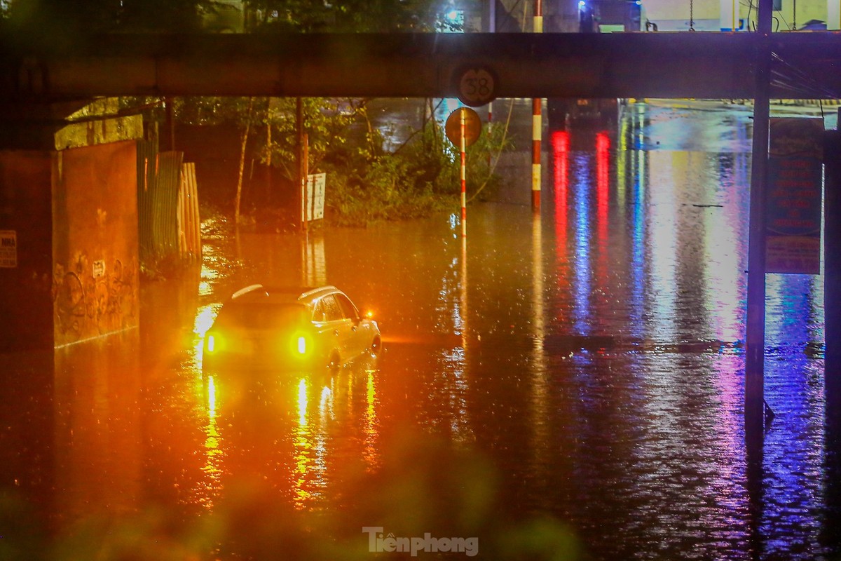 View - 	Đường phố Hà Nội ngập sâu trong đêm do mưa lớn 