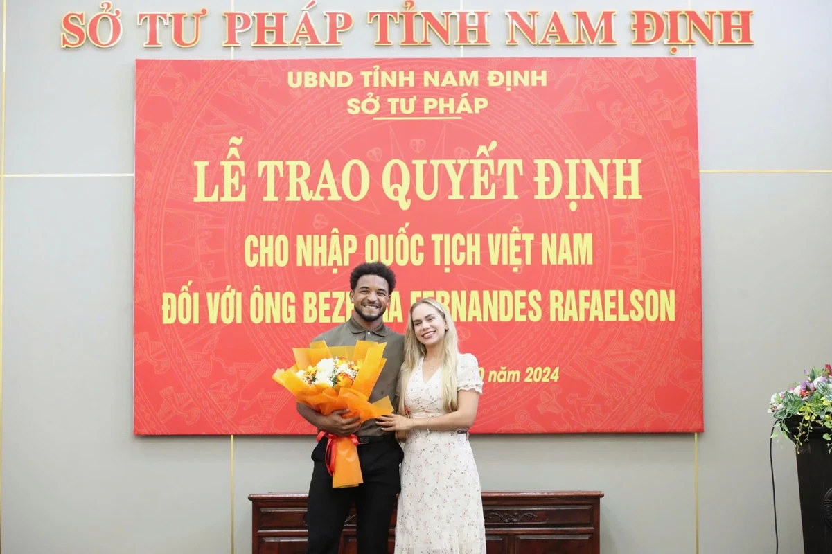 Xuan Son hanh phuc trong ngay nhan quoc tich Viet Nam-Hinh-2