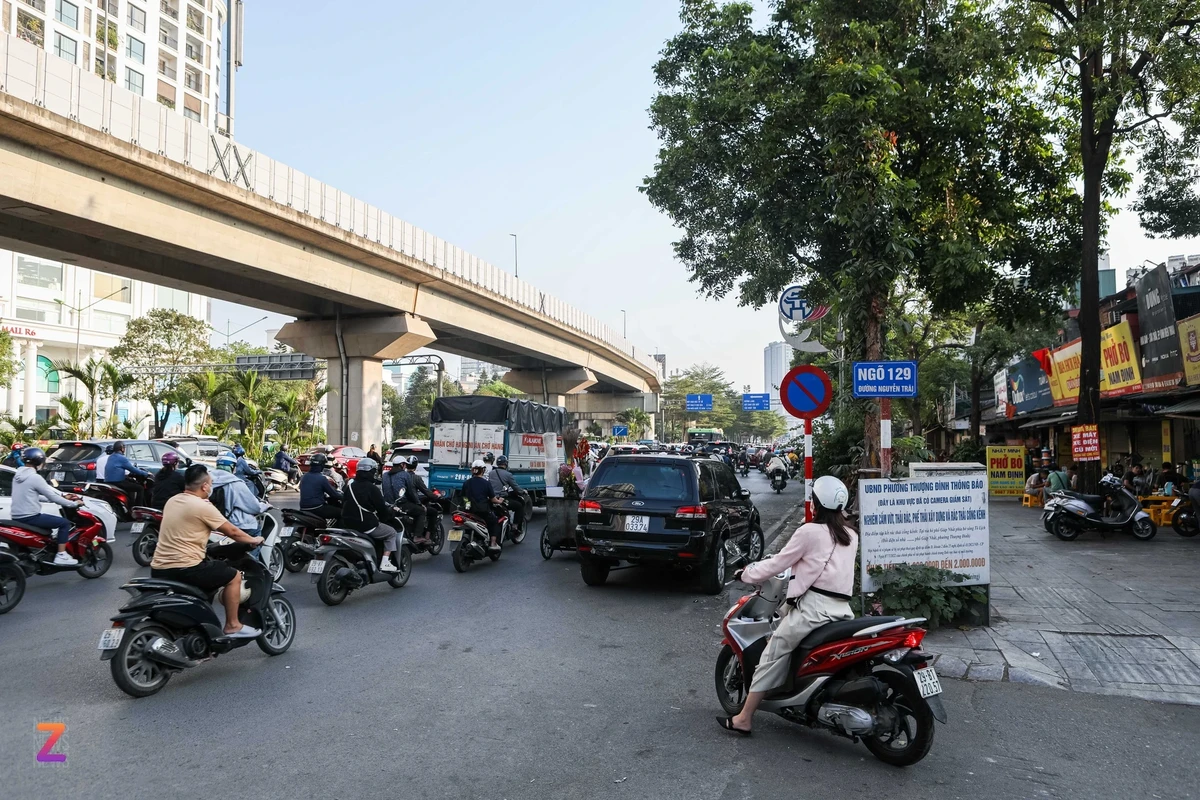 Nguoi dan Ha Noi bat dac di lap barie chan xe tu ngo-Hinh-11