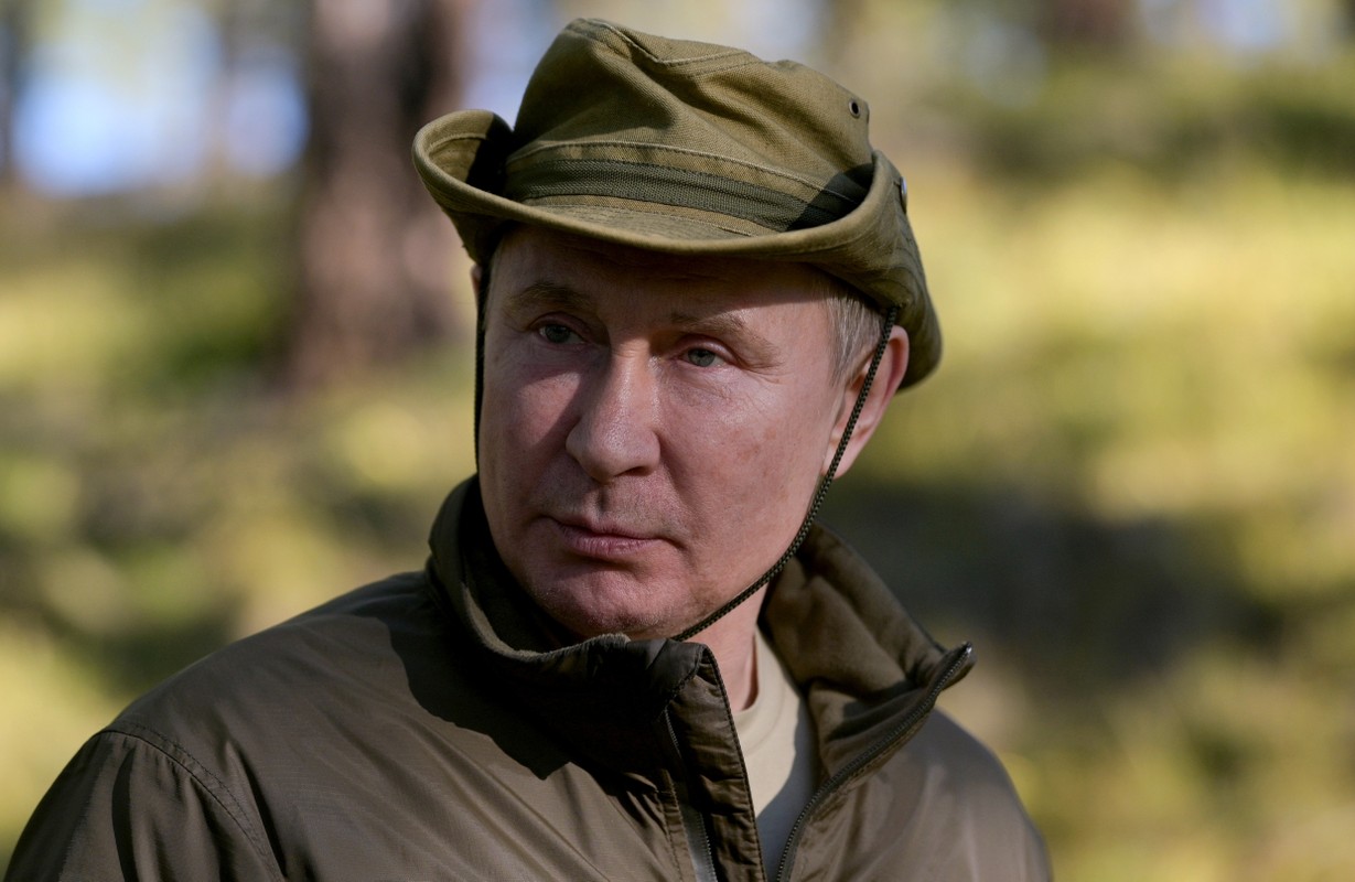 Tong thong Putin ket thuc tu cach ly, den Siberia cau ca-Hinh-7
