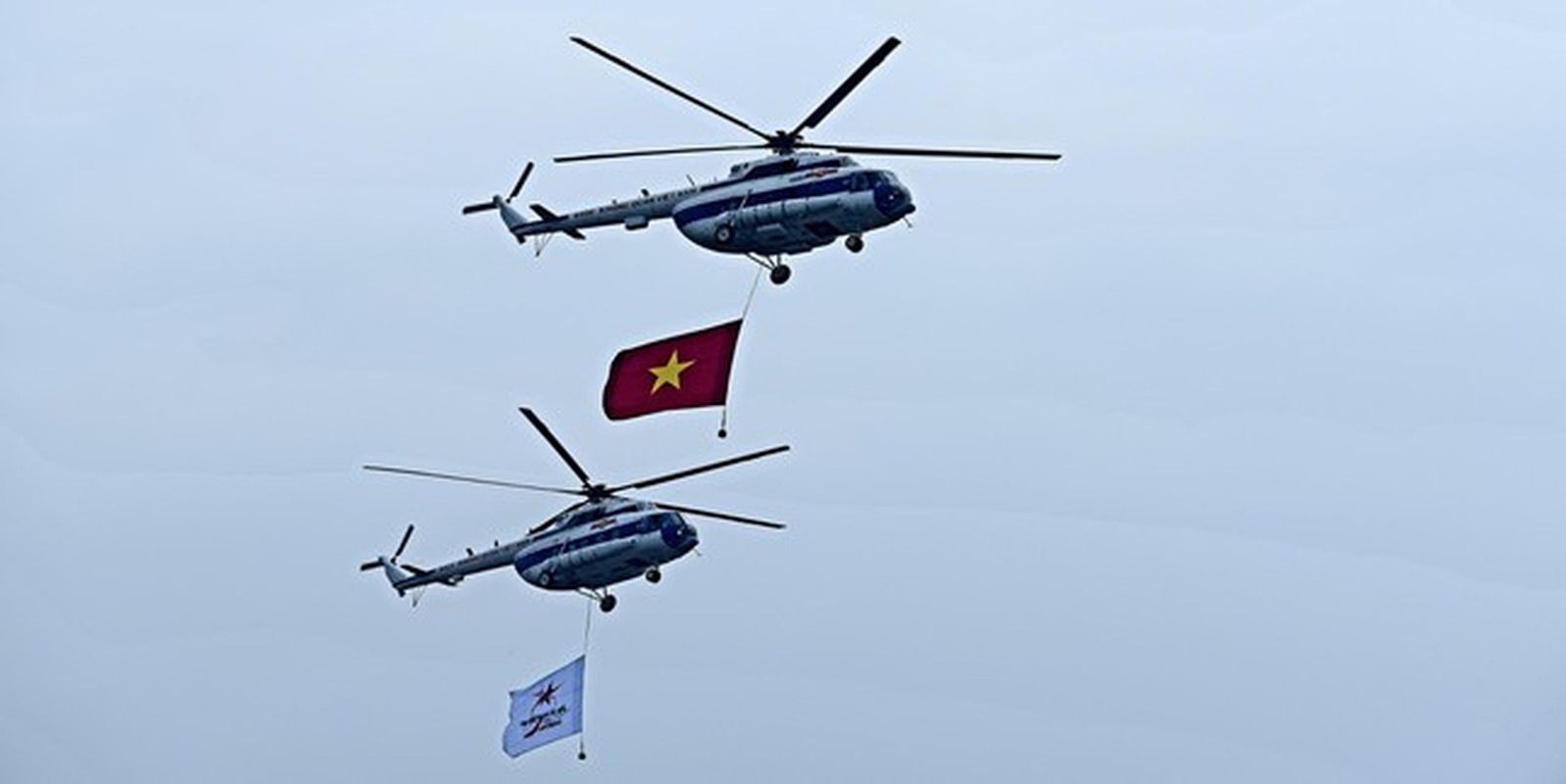 Xem ‘Ho mang chua’ Su-30MK2 trinh dien tren bau troi Ha Noi-Hinh-4