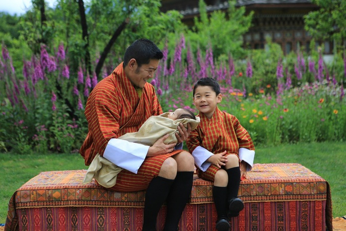 Hoang tu Bhutan ra dong lam ruong, khong duoc sinh nhat toi 20 tuoi-Hinh-2