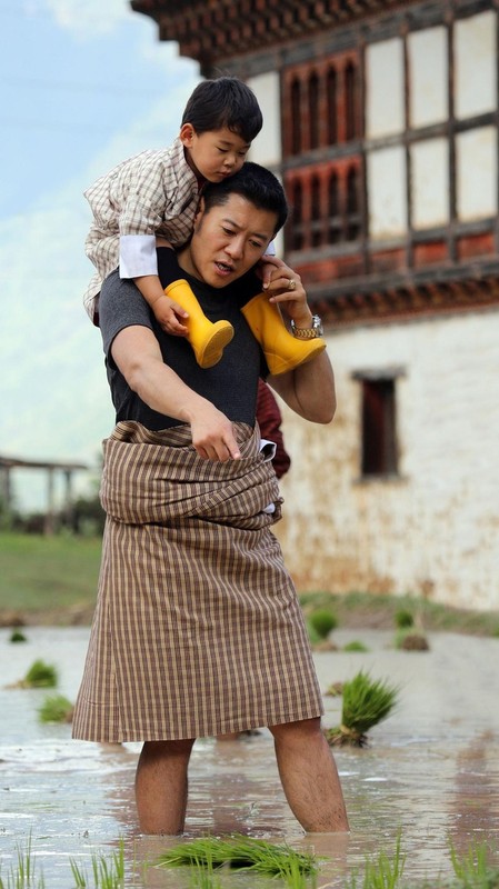 Hoang tu Bhutan ra dong lam ruong, khong duoc sinh nhat toi 20 tuoi-Hinh-4