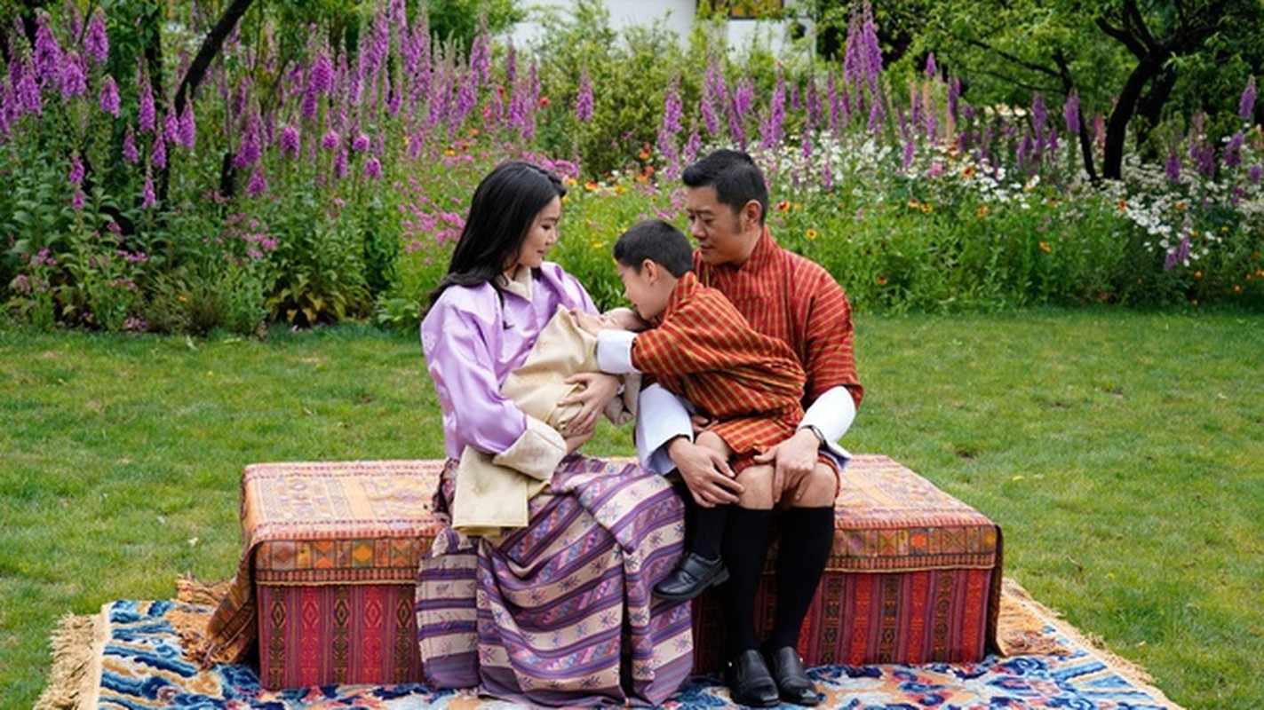 Hoang tu Bhutan ra dong lam ruong, khong duoc sinh nhat toi 20 tuoi-Hinh-8