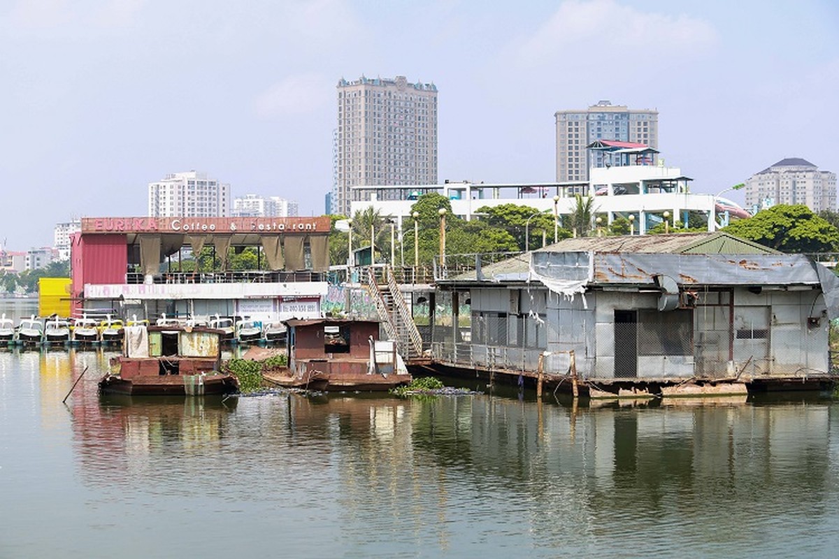 Can canh he thong du thuyen, nha hang noi vat vo giua ho Tay