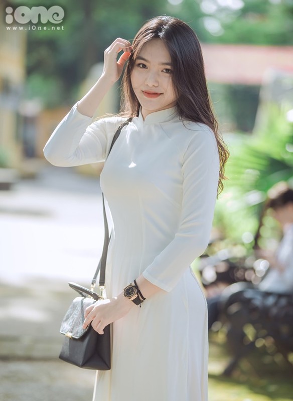 Nu sinh 2k4 dien ao dai trang, dan tinh ca ngoi 