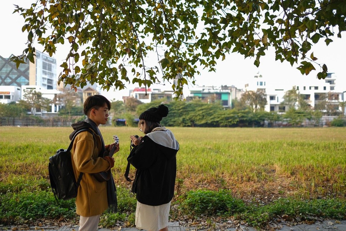 Nguoi dan bi nhac nho khi chup anh voi la phong do-Hinh-9