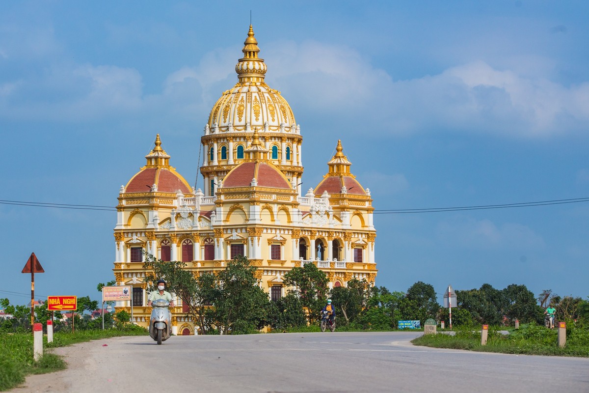 Kham pha toa lau dai mau vang tu thiet ke cua ong chu lo gach-Hinh-15