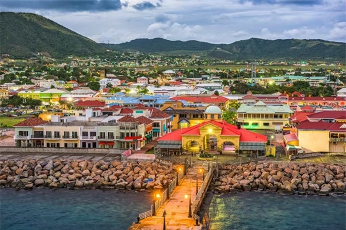 Saint Kitts v&amp;agrave; Nevis l&amp;agrave; quốc gia c&amp;oacute; chủ quyền nhỏ nhất ở ch&amp;acirc;u Mỹ về quy m&amp;ocirc; cũng như d&amp;acirc;n số, Thủ đ&amp;ocirc; của quốc gia n&amp;agrave;y l&amp;agrave; Basseterre v&amp;agrave; cũng l&amp;agrave; nơi đặt trụ sở của ch&amp;iacute;nh phủ. &amp;nbsp;