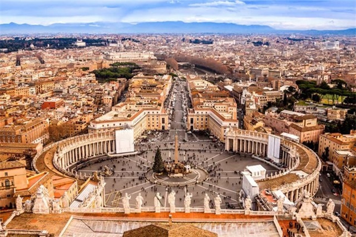 Mặc d&amp;ugrave; nằm ở &amp;Yacute;, nhưng Vatican thực sự l&amp;agrave; một quốc gia c&amp;oacute; chủ quyền, đ&amp;acirc;y l&amp;agrave; cơ sở của nh&amp;agrave; thờ c&amp;ocirc;ng gi&amp;aacute;o v&amp;agrave; l&amp;agrave; nơi ở ch&amp;iacute;nh thức của Gi&amp;aacute;o ho&amp;agrave;ng. &amp;nbsp;