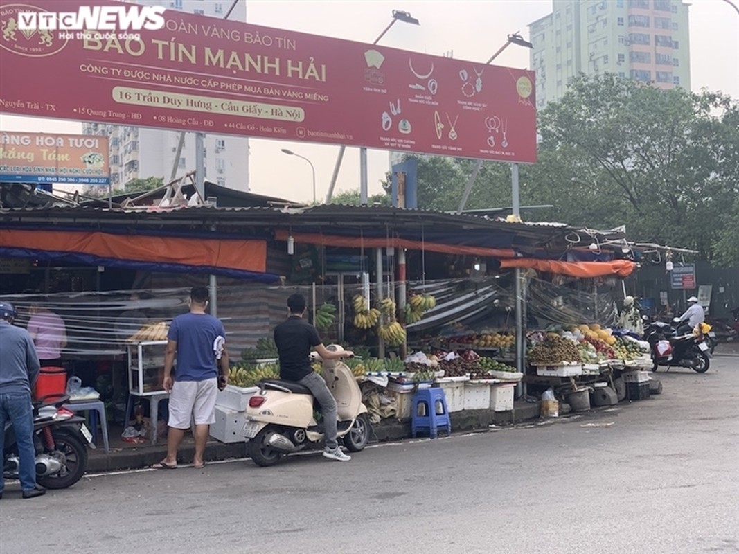 Hoa qua tuoi dat khach, cam tang toi chuc gia o nhieu cho Ha Noi-Hinh-5