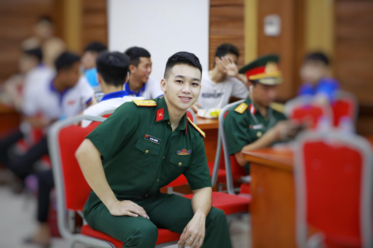 Trung uy dien trai tung la thu khoa: Dam me ca hat-Hinh-5