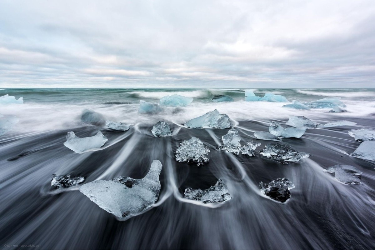 Bãi biển “kim cương” thu hút khách du lịch ở Iceland