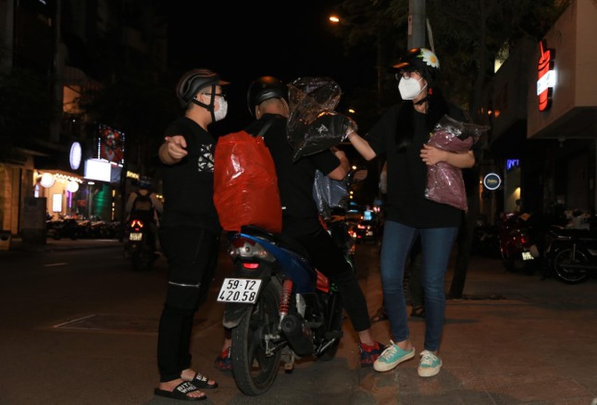 Co gai lam thien nguyen, mang ao khoac trao tan tay nguoi kho khan trong dem-Hinh-5