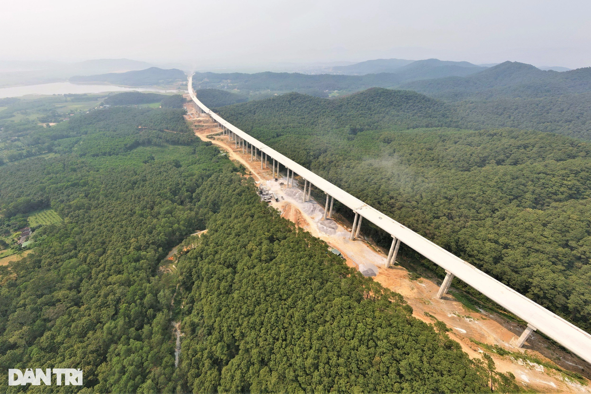 View - 	Cận cảnh 2 cầu vượt núi trên cao tốc Bắc - Nam sắp thông xe