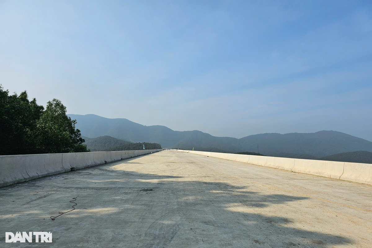 View - 	Cận cảnh 2 cầu vượt núi trên cao tốc Bắc - Nam sắp thông xe