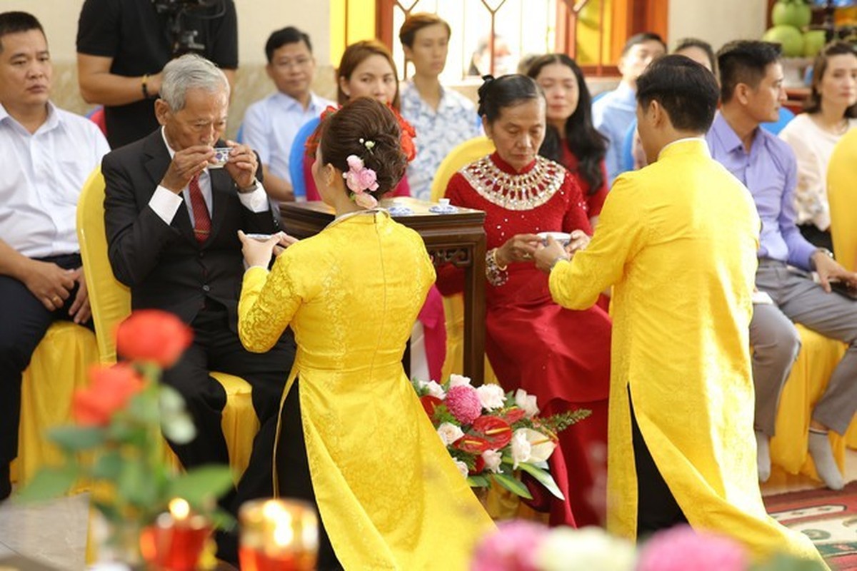 Quy Binh lam le hang thuan voi ban gai doanh nhan-Hinh-6