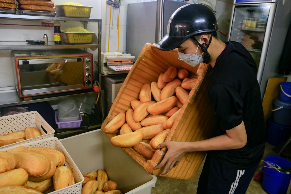 Nhung hang banh mi noi tieng Ha Noi ban hon 1.000 chiec moi ngay-Hinh-4