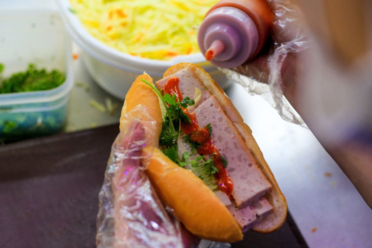 Nhung hang banh mi noi tieng Ha Noi ban hon 1.000 chiec moi ngay-Hinh-6