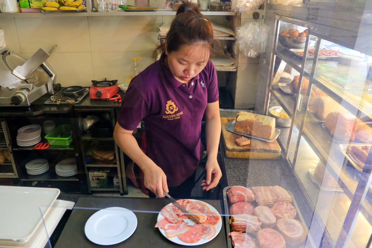 Nhung hang banh mi noi tieng Ha Noi ban hon 1.000 chiec moi ngay-Hinh-8