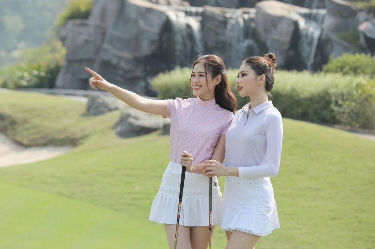 Hoa hau Do Thi Ha tap choi golf-Hinh-15