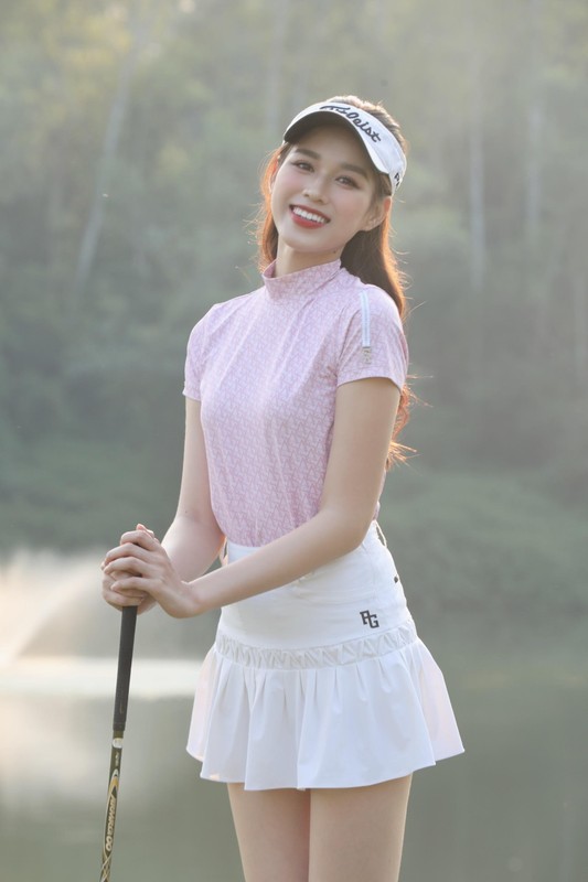 Hoa hau Do Thi Ha tap choi golf