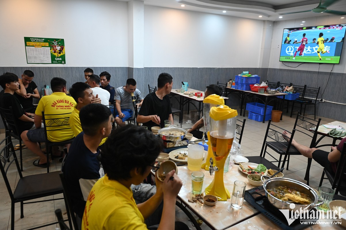 Nguoi Ha Noi thuc dem xem tran khai mac World Cup-Hinh-5