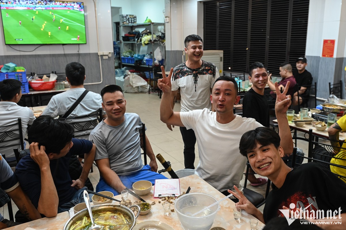 Nguoi Ha Noi thuc dem xem tran khai mac World Cup-Hinh-6
