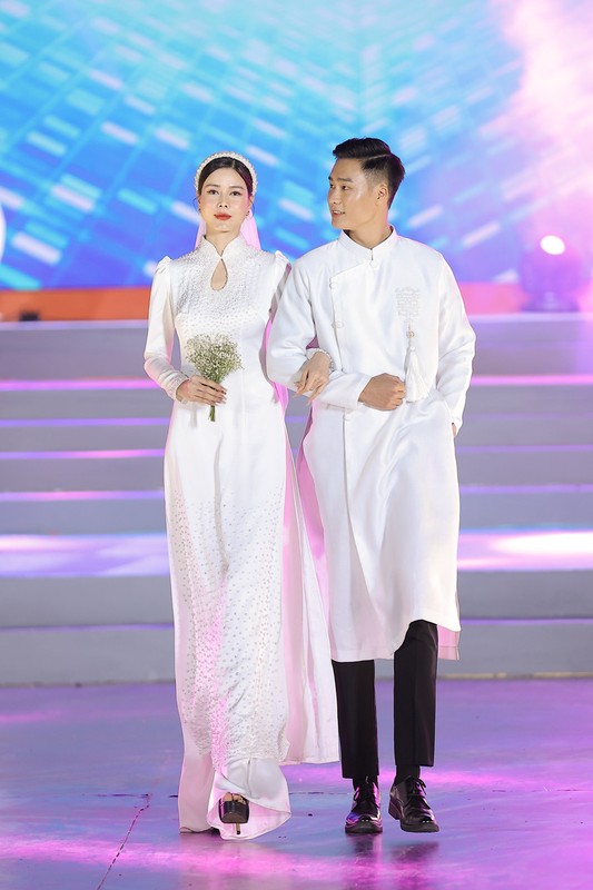 MC Mai Ngoc VTV gay bat ngo voi kha nang catwalk-Hinh-9