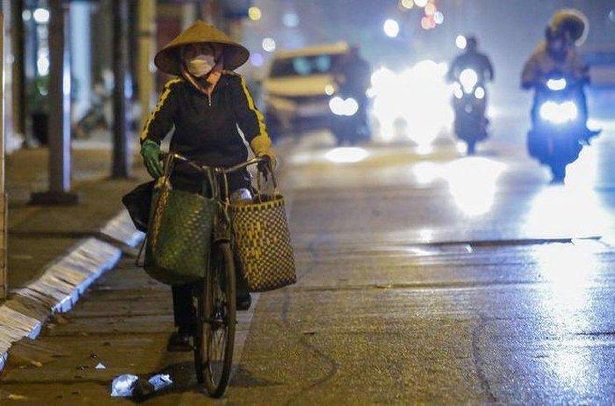 Nguoi lao dong ngheo vat lon muu sinh trong dem ret Ha Noi