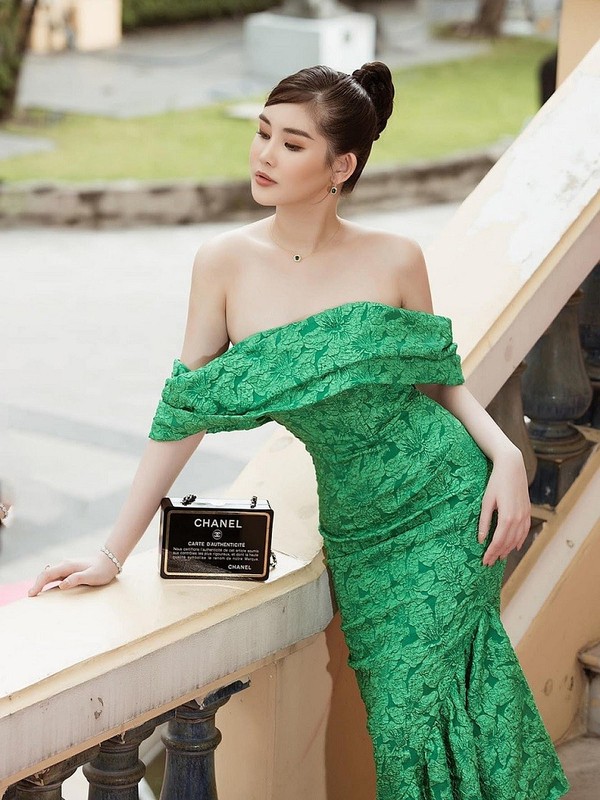 Hoa hậu Lê Âu Ngân Anh xinh đẹp cùng loạt phụ kiện, trang phục hàng hiệu