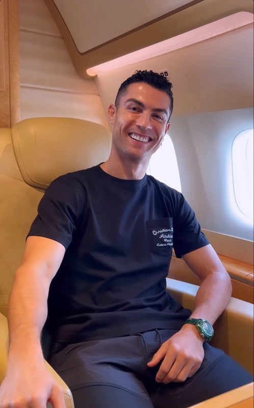 Ronaldo deo dong ho tri gia tram nghin USD khi den Saudi Arabia-Hinh-2