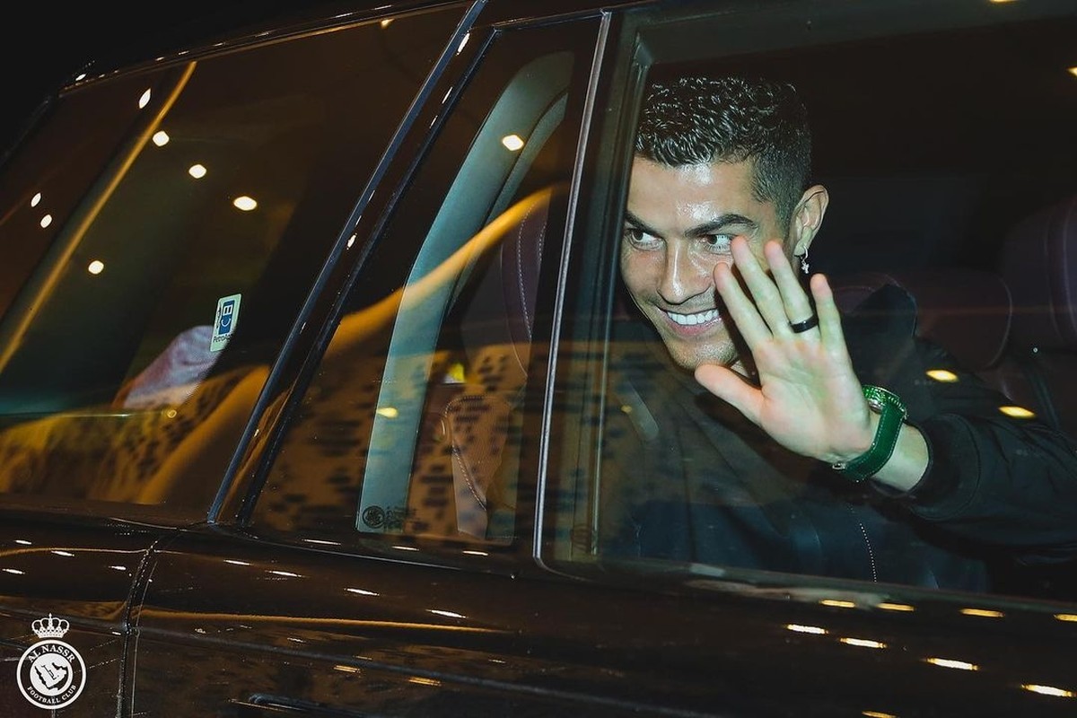 Ronaldo deo dong ho tri gia tram nghin USD khi den Saudi Arabia