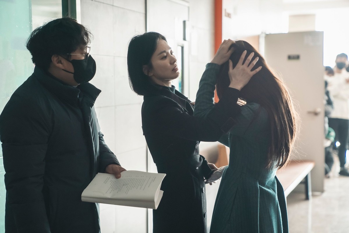 Hau truong phim Song Hye Kyo vao vai mau lanh dang gay sot-Hinh-3
