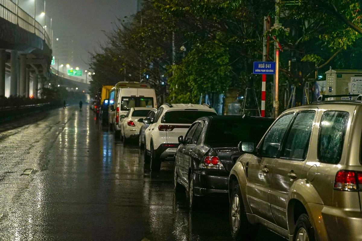 Tai xe o Ha Noi dam mua xuyen dem cho dang kiem