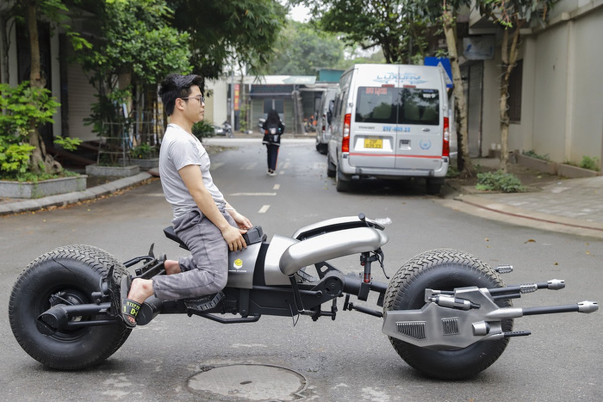 9x Ha Noi me nguoi hung Batman, bo 200 trieu che motor Batpod-Hinh-7