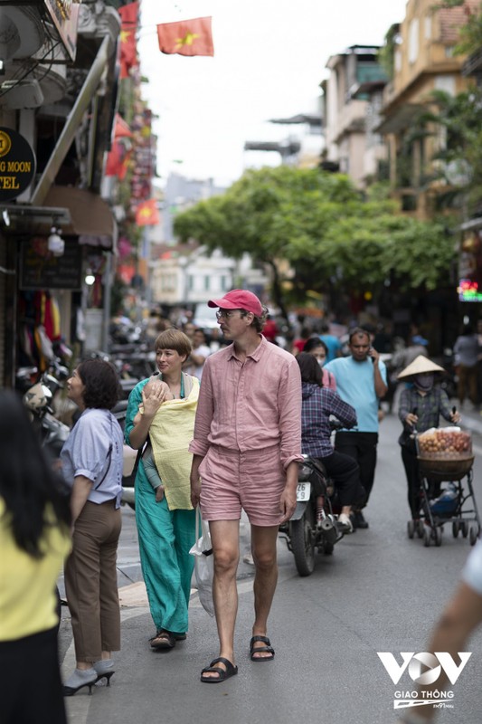 Du khach nuoc ngoai lai thoai mai tham thu pho co Ha Noi-Hinh-5