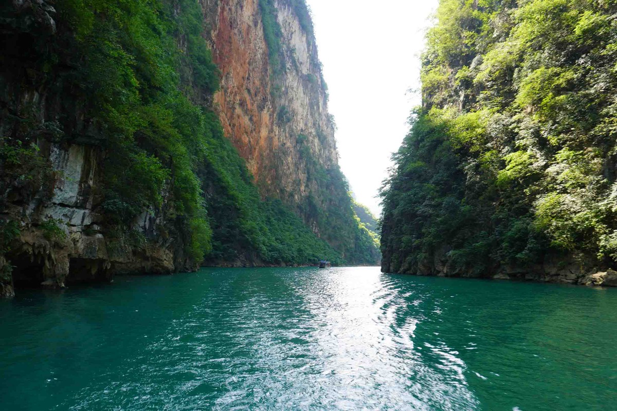 Di thuyen ngam canh sac tuyet dep doi bo song Nho Que