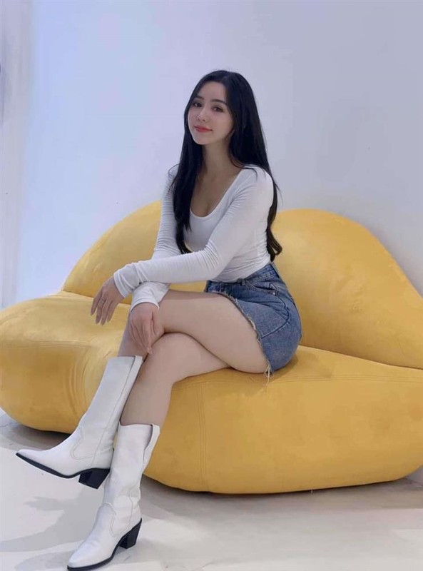 Quynh Kool me kieu vay jeans om, khoe doi chan trang nhu bong buoi-Hinh-2