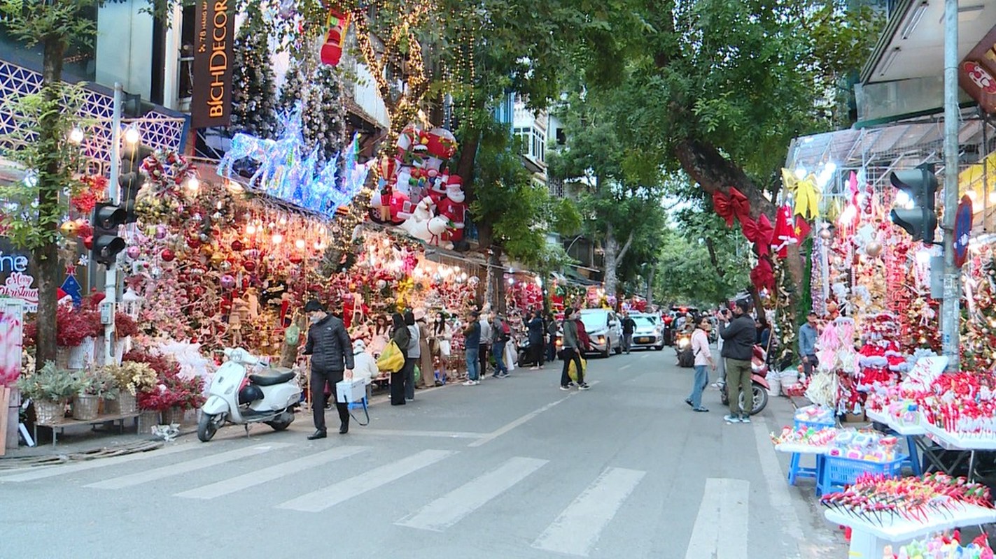 Duong pho Ha Noi nhon nhip khong khi Giang sinh