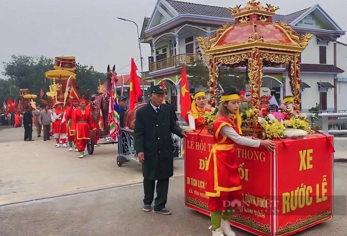 Buc tuong cay duoi hang tram tuoi bao quanh dinh co o Nam Dinh-Hinh-9