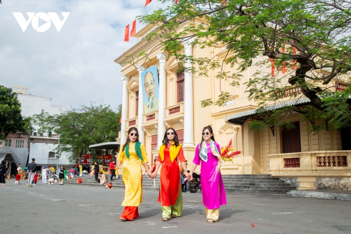 Nguoi Hai Phong no nuc di chup anh ao dai Tet tu som-Hinh-12