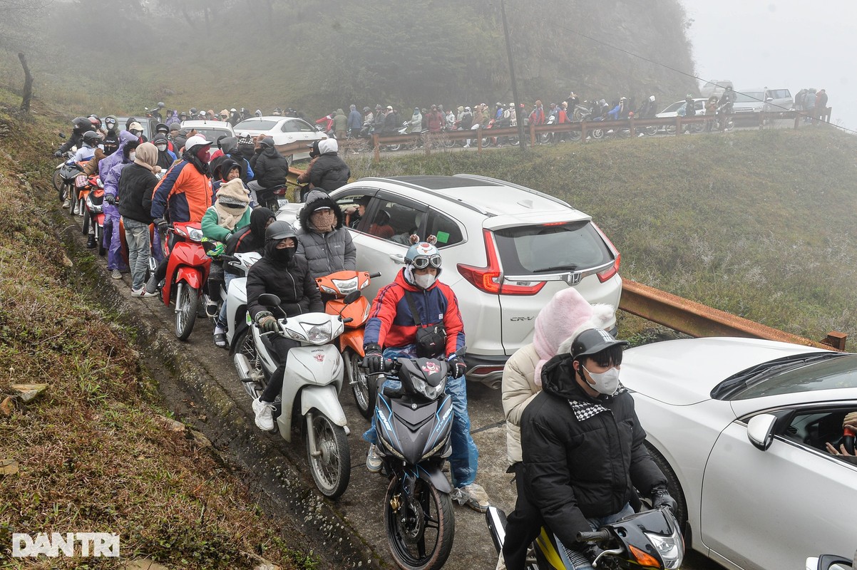 Un tac duong len Mau Son vi qua nhieu nguoi di ngam bang gia