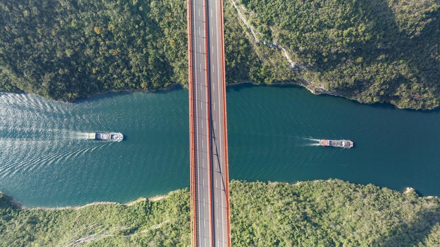 View - 	Kinh ngạc nơi tàu thủy hàng trăm tấn đi trên núi