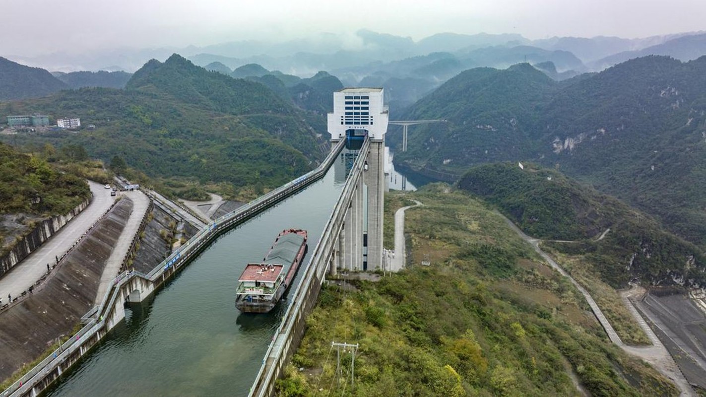 View - 	Kinh ngạc nơi tàu thủy hàng trăm tấn đi trên núi